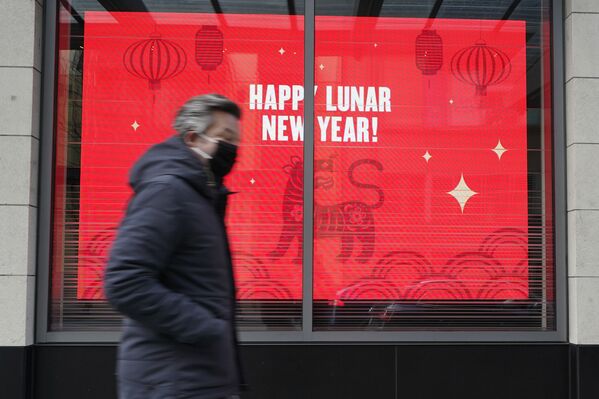 El Año Nuevo Oriental tiene sus propios rituales y atributos especiales. El color rojo es muy importante.En la foto: decoración por el Año Nuevo Oriental en una tienda del centro de Seattle, Estados Unidos. - Sputnik Mundo