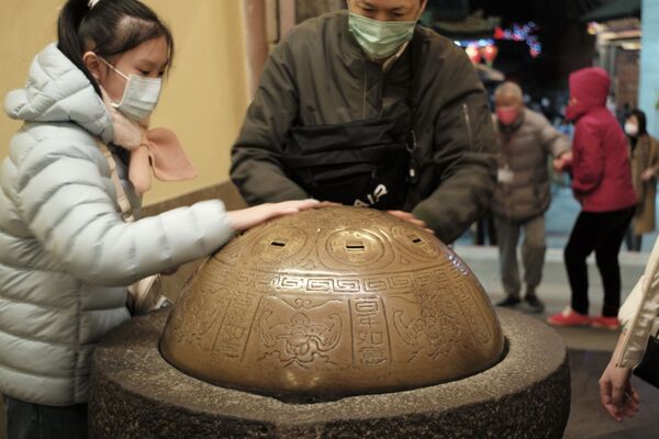 El día de Año Nuevo en Asia Oriental era originalmente ceremonial. Se rezaba a los dioses, para pedir buen tiempo, cosechas abundantes, entre otras cosas. Las personas también rezaban a sus antepasados y se dirigían a ellos como si fueran dioses.En la foto: habitantes de Taipéi tocan la alcancía del templo taoísta Guandú para atraer riqueza en el nuevo año. - Sputnik Mundo