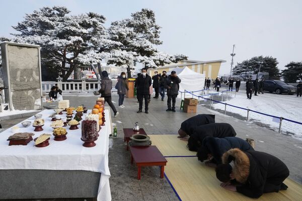 La parte más importante de esta fiesta es la reunión familiar. En este día, se espera que todos regresen a casa para la cena de Año Nuevo.En la foto: refugiados de Corea del Norte y sus familiares durante un ritual de homenaje a los antepasados en el pabellón Imjingak de Seúl, durante las celebraciones del Año Nuevo Oriental. - Sputnik Mundo