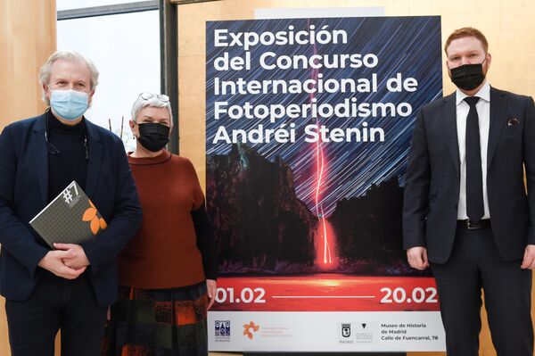 De izquierda a derecha: Emilio del Río, director general de Bibliotecas, Archivos y Museos de Madrid, Elena Chepurnykh, redactora jefe adjunta de la agencia de noticias Rossiya Segodnya, y Sergey Sarymov, director de la Casa de Rusia en Madrid, en la inauguración de una exposición de los ganadores del Concurso Internacional de Fotoperiodismo Andréi Stenin. - Sputnik Mundo