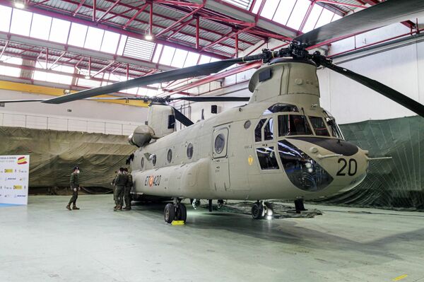 El primer Chinook CH-47F, en la base de las FAMET en Colmenar Viejo - Sputnik Mundo