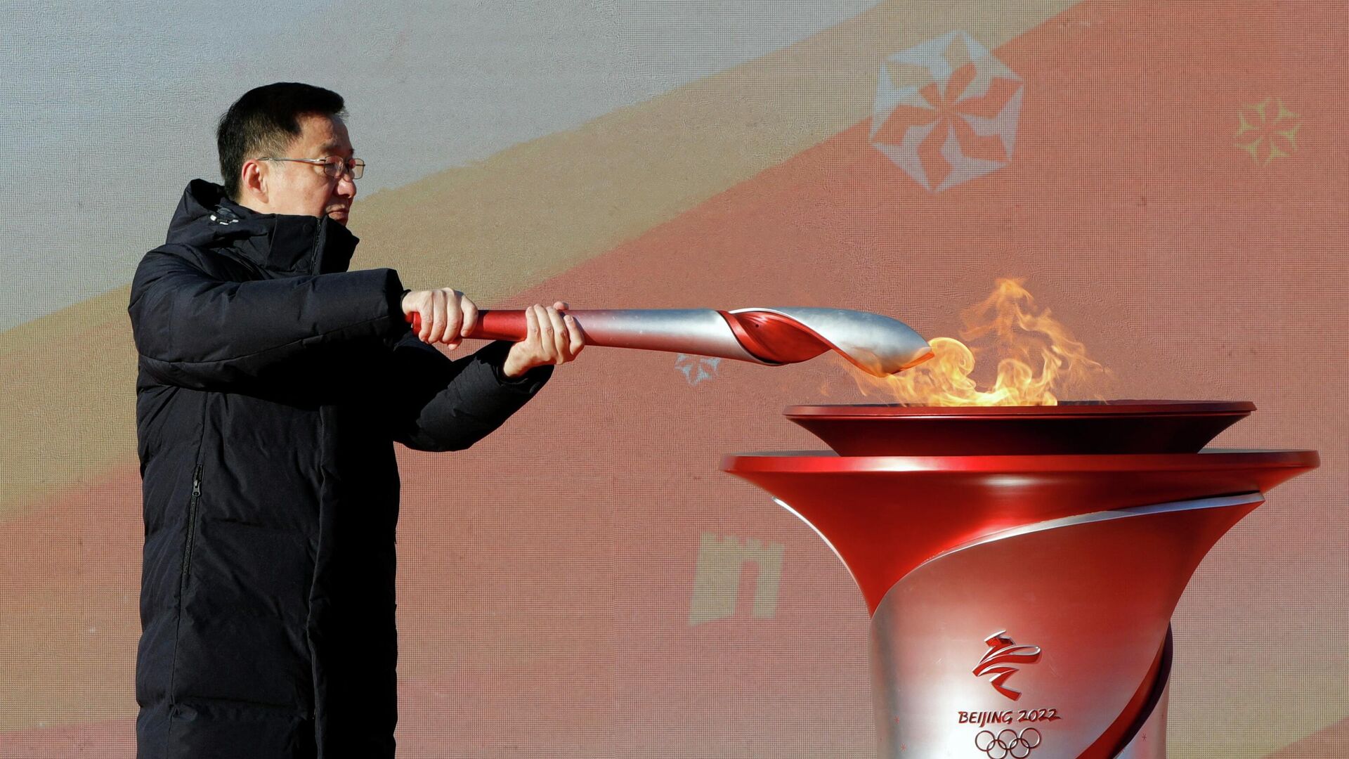 Vice primer ministro de China Han Zheng con la antorcha de los Juegos de Invierno de Pekín 2022 - Sputnik Mundo, 1920, 02.02.2022