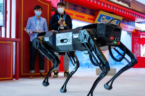Los robots también están involucrados en el trabajo en las zonas olímpicas.En la foto: un perro robot en el principal centro de prensa de los XXIV Juegos Olímpicos de Invierno en Pekín. Los robots también están involucrados en el trabajo en las zonas olímpicas.En la foto: un perro robot en el principal centro de prensa de los XXIV Juegos Olímpicos de Invierno en Pekín. - Sputnik Mundo