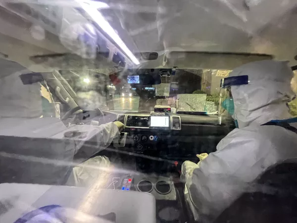 Todos los días, los atletas olímpicos, los periodistas y el personal de servicio se someten a pruebas de coronavirus.En la foto: el personal médico con trajes de protección transporta a un periodista que ha dado positivo en la prueba de COVID-19 a un hotel de cuarentena en Pekín. Todos los días, los atletas olímpicos, los periodistas y el personal de servicio se someten a pruebas de coronavirus.En la foto: el personal médico con trajes de protección transporta a un periodista que ha dado positivo en la prueba de COVID-19 a un hotel de cuarentena en Pekín. - Sputnik Mundo