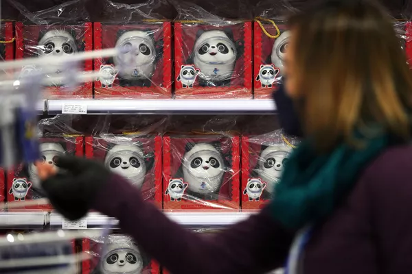 Una tienda de recuerdos olímpicos en el centro de prensa principal de los XXIV Juegos Olímpicos de Invierno en Pekín. Una tienda de recuerdos olímpicos en el centro de prensa principal de los XXIV Juegos Olímpicos de Invierno en Pekín. - Sputnik Mundo