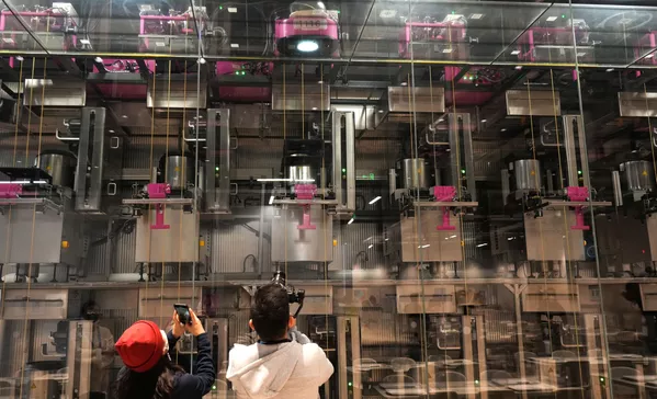 Un sistema robotizado de reparto de alimentos en el centro de prensa principal de los XXIV Juegos Olímpicos de Invierno de Pekín. Un sistema robotizado de reparto de alimentos en el centro de prensa principal de los XXIV Juegos Olímpicos de Invierno de Pekín. - Sputnik Mundo