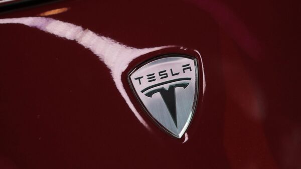 El logo de Tesla - Sputnik Mundo