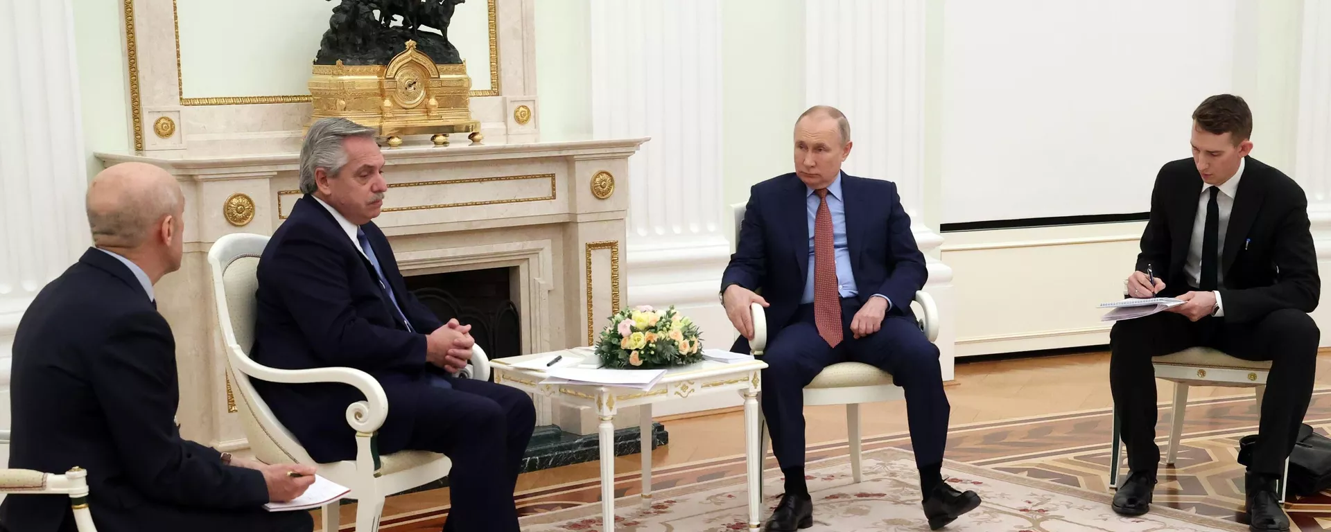 El presidente ruso Vladimir Putin y el presidente argentino Alberto Fernández (segundo por la izquierda) durante una reunión en el Kremlin El presidente ruso Vladimir Putin y el presidente argentino Alberto Fernández (segundo por la izquierda) durante una reunión en el Kremlin - Sputnik Mundo, 1920, 04.02.2022