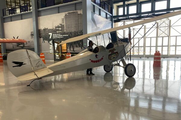 Este avión de corte militar fue creado por un joven oriundo de Zitácuaro, Michoacán: Miguel Carrillo Anaya, quien ensambló esta aeronave guiado únicamente por una revista especializada en aviación que se divulgaba durante el Gobierno de Lázaro Cárdenas. El primer viaje de este avión fue de Zitácuaro a Morelia. El presidente Cárdenas quedó tan impresionado con el ingenio del joven de 27 años que ordenó su pase directo a la Escuela Nacional de Aviación.  - Sputnik Mundo