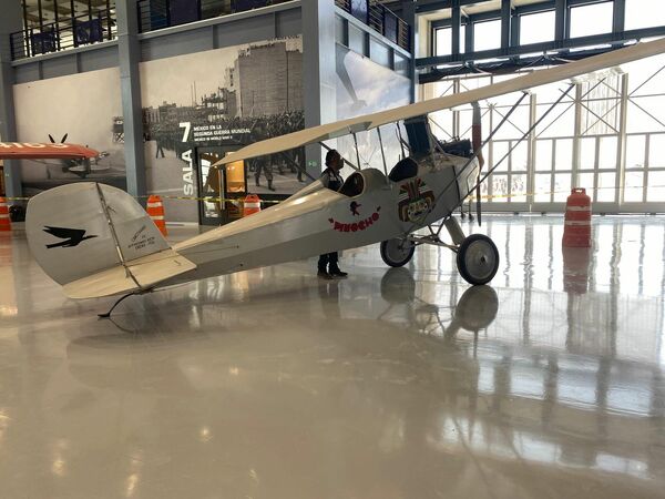 Este avión de corte militar fue creado por un joven oriundo de Zitácuaro, Michoacán: Miguel Carrillo Anaya, quien ensambló esta aeronave guiado únicamente por una revista especializada en aviación que se divulgaba durante el Gobierno de Lázaro Cárdenas. El primer viaje de este avión fue de Zitácuaro a Morelia. El presidente Cárdenas quedó tan impresionado con el ingenio del joven de 27 años que ordenó su pase directo a la Escuela Nacional de Aviación.  - Sputnik Mundo