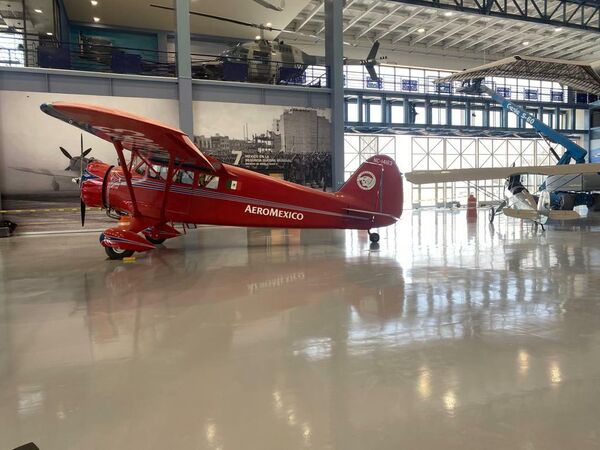 El primer vuelo de la empresa Aeroméxico fue hecho en este modelo de avión por un mexicano: Julio Zinser, pilito militar egresado de las Fuerzas Aéreas de México.  - Sputnik Mundo