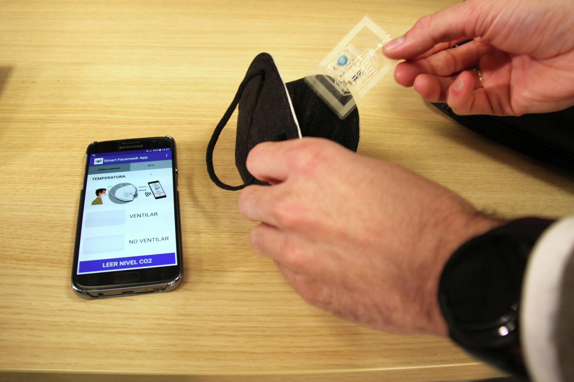 El sensor se adhiere al interior de la mascarilla para monitorear el CO2 - Sputnik Mundo, 1920, 03.02.2022