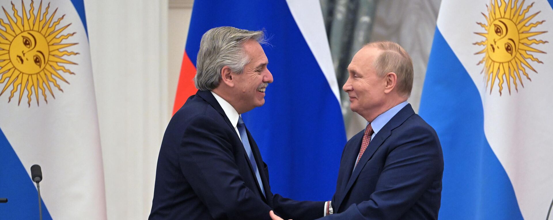 El presidente de Argentina, Alberto Fernández, en una reunión con su homólogo ruso, Vladímir Putin - Sputnik Mundo, 1920, 03.02.2022