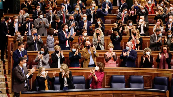 El presidente del Gobierno de España, Pedro Sánchez, la ministra de Economía, Nadia Calvino, la ministra de Trabajo y vicepresidenta segunda, Yolanda Díaz, y la ministra de Hacienda, María Jesús Montero en el Congreso de los Diputados - Sputnik Mundo