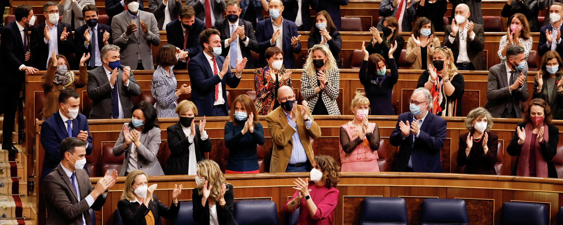 El presidente del Gobierno de España, Pedro Sánchez, la ministra de Economía, Nadia Calvino, la ministra de Trabajo y vicepresidenta segunda, Yolanda Díaz, y la ministra de Hacienda, María Jesús Montero en el Congreso de los Diputados - Sputnik Mundo, 1920, 03.02.2022