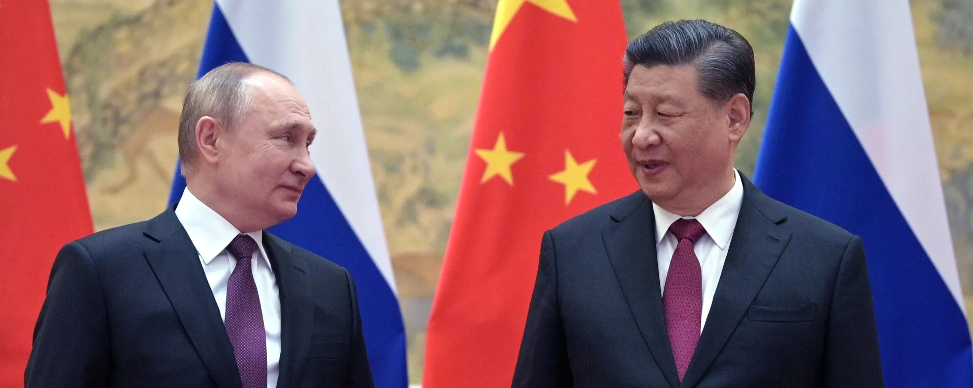 El presidente de Rusia, Vladímir Putin, al reunirse en Pekín con el presidente chino, Xi Jinping El presidente de Rusia, Vladímir Putin, al reunirse en Pekín con el presidente chino, Xi Jinping - Sputnik Mundo, 1920, 25.02.2022