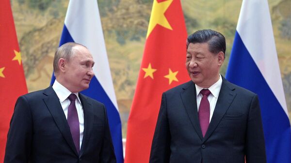 El presidente de Rusia, Vladímir Putin, al reunirse en Pekín con el presidente chino, Xi Jinping  - Sputnik Mundo