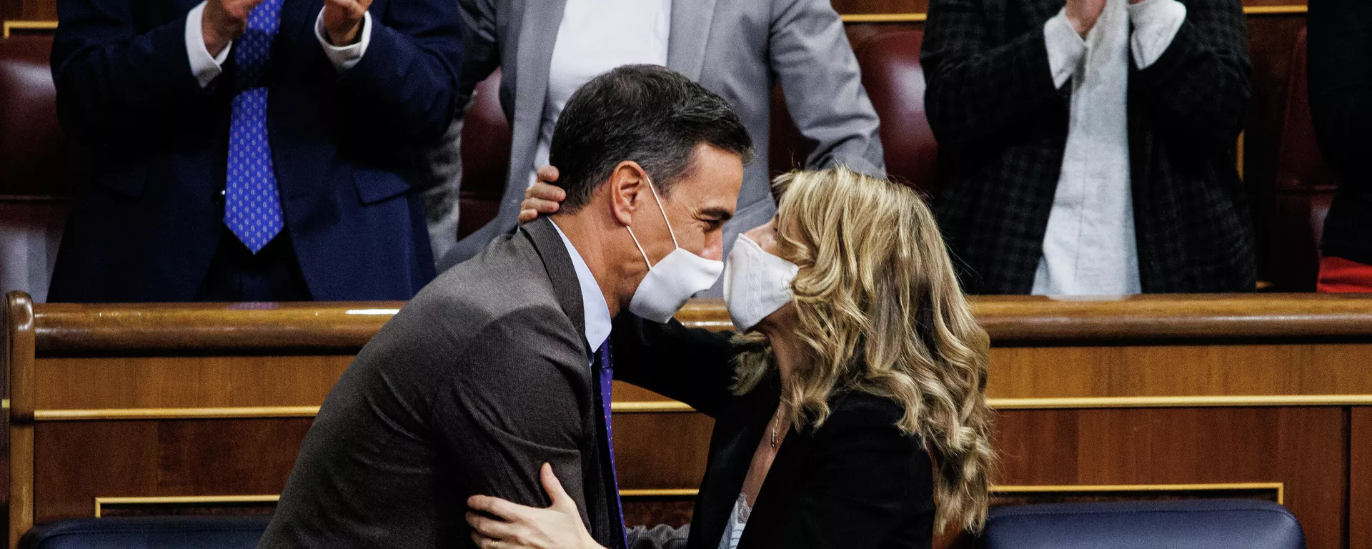El presidente del Gobierno, Pedro Sánchez (d) y la ministra de Trabajo Yolanda Díaz se abrazan en una sesión plenaria en el Congreso de los Diputados El presidente del Gobierno, Pedro Sánchez (d) y la ministra de Trabajo Yolanda Díaz se abrazan en una sesión plenaria en el Congreso de los Diputados - Sputnik Mundo, 1920, 04.02.2022