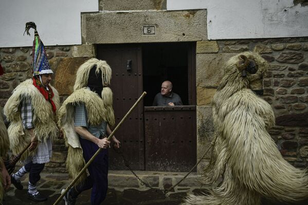 Los participantes de un carnaval pagano tradicional en los pueblos de Ituren y Zubieta, en el norte de España. Los participantes de un carnaval pagano tradicional en los pueblos de Ituren y Zubieta, en el norte de España. - Sputnik Mundo