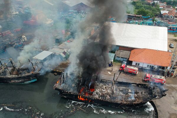 Barcos de pesca en llamas en el puerto de Tegal (Indonesia). Barcos de pesca en llamas en el puerto de Tegal (Indonesia). - Sputnik Mundo