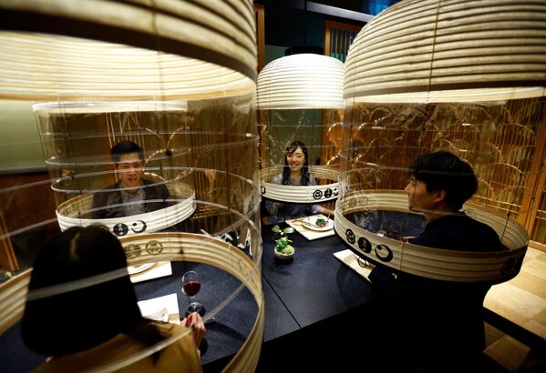 El personal muestra las cabinas Lantern Dining Experience que protegen contra el coronavirus en el restaurante de un hotel en Tokio (Japón). El personal muestra las cabinas Lantern Dining Experience que protegen contra el coronavirus en el restaurante de un hotel en Tokio (Japón). - Sputnik Mundo