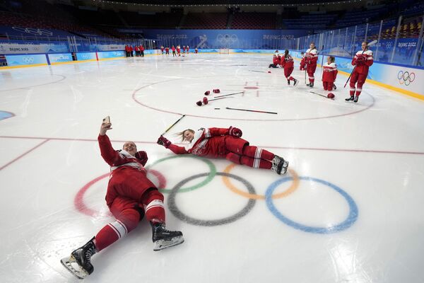 Miembros del equipo danés de hockey femenino se fotografían en la pista de hielo antes de la inauguración de los Juegos Olímpicos de Invierno de 2022 en Pekín (China). Miembros del equipo danés de hockey femenino se fotografían en la pista de hielo antes de la inauguración de los Juegos Olímpicos de Invierno de 2022 en Pekín (China). - Sputnik Mundo