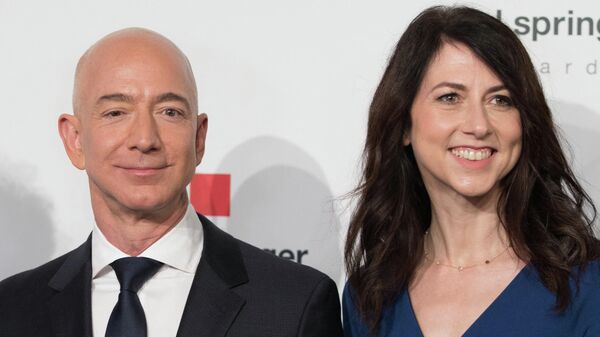 Jeff Bezos junto a MacKenzie Scott, foto de archivo - Sputnik Mundo