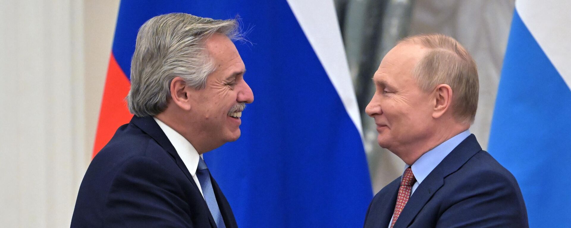 El presidente de Rusia, Vladímir Putin, y su homólogo argentino, Alberto Fernández, durante una reunión, el 3 de febrero de 2022 - Sputnik Mundo, 1920, 28.06.2022