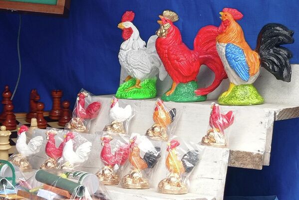 En estas fechas, existe la costumbre de regalar a las mujeres solteras un gallo de cerámica. Los novios se lo regalan a las novias para darles a entender que quieren casamiento. Las amigas se regalan entre ellas para que conozcan a alguien que traiga felicidad a sus vidas. - Sputnik Mundo