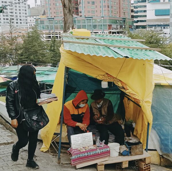 En Alasitas abundan los puestos de los maestros amautas, especialistas en leer la hoja de coca, plomo derretido, así como otros elementos, con la finalidad de conocer el futuro en el amor, negocios, trabajo, viajes, terrenos, o lo que inquiete a quien busque su ayuda. - Sputnik Mundo