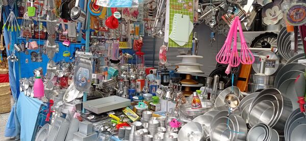 La feria de Alasitas da lugar a un amplio despliegue de rubros, además del artesanal. Puestos de comidas, juegos, amautas que predicen el futuro. También se encuentran ventas con todo tipo de adminículos exclusivos para repostería. - Sputnik Mundo