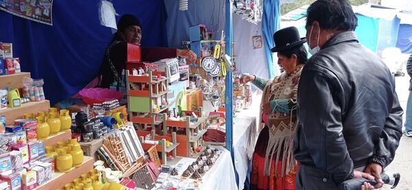 Hasta finales de febrero, en varios puntos de La Paz transcurre la feria de Alasitas. Allí concurre masivamente la población, que tiene la costumbre lúdica de sumarse a esta celebración. A través de los largos pasillos de la feria, se propone a las y los asistentes alcanzar los objetivos personales a través de un camino de alegría. - Sputnik Mundo