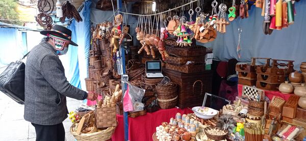 En 2021, la feria de Alasitas tuvo que suspenderse ante la irrupción de la segunda ola de contagios de COVID-19. Se realizó recién a finales de marzo de ese año, con un impacto menor al habitual. Esto generó un perjuicio muy grande a artesanos de todos los rubros: cerámica, mimbre, madera, metal, entre otros, que dependen de encuentros de este tipo para vender sus productos. - Sputnik Mundo