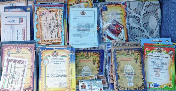 En la feria de Alasitas se encuentran certificados de matrimonio, de trabajo, títulos universitarios, pasaportes, toda clase de documentos útiles para las y los soñadores, que se comprometerán durante el año a avanzar en la concreción de sus deseos. - Sputnik Mundo