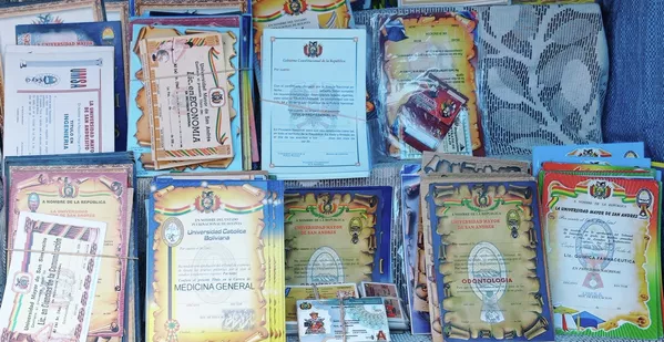 En la feria de Alasitas se encuentran certificados de matrimonio, de trabajo, títulos universitarios, pasaportes, toda clase de documentos útiles para las y los soñadores, que se comprometerán durante el año a avanzar en la concreción de sus deseos. En la feria de Alasitas se encuentran certificados de matrimonio, de trabajo, títulos universitarios, pasaportes, toda clase de documentos útiles para las y los soñadores, que se comprometerán durante el año a avanzar en la concreción de sus deseos. - Sputnik Mundo