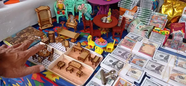 Una mano de tamaño promedio se ve gigante al lado de las delicadas artesanías elaboradas para esta festividad. Una mano de tamaño promedio se ve gigante al lado de las delicadas artesanías elaboradas para esta festividad. - Sputnik Mundo