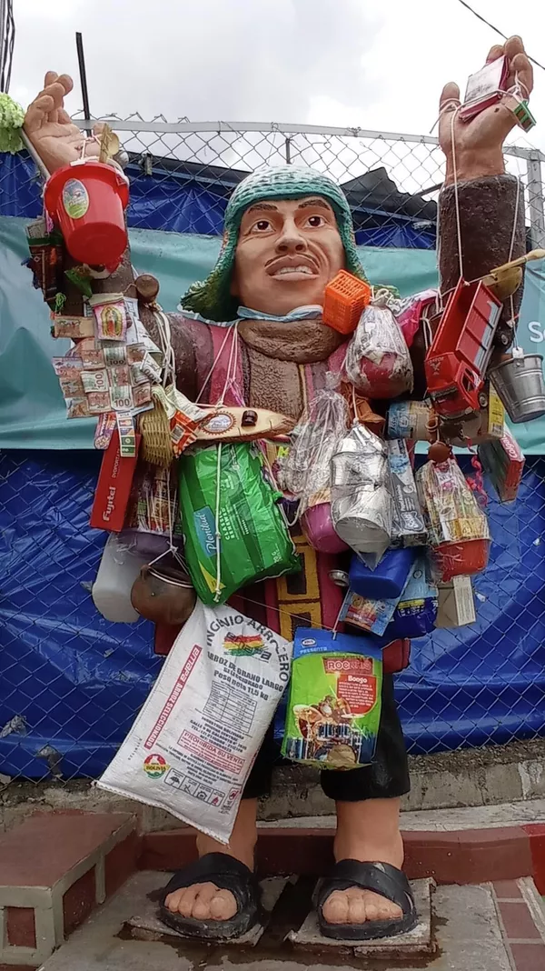 Ekeko es el dios de la suerte y de la abundancia para el pueblo Aymara. Se lo representa cargado de productos de todo tipo: camiones, casas, sacos de harina, azúcar, lentejas, radios, celulares. Lo que sea, pero en miniatura. Generalmente lo pintan de ojos celestes, con un infaltable cigarro entre los labios. Ekeko es el dios de la suerte y de la abundancia para el pueblo Aymara. Se lo representa cargado de productos de todo tipo: camiones, casas, sacos de harina, azúcar, lentejas, radios, celulares. Lo que sea, pero en miniatura. Generalmente lo pintan de ojos celestes, con un infaltable cigarro entre los labios. - Sputnik Mundo