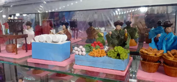 En Alasitas se encuentran puestos de venta de mercado en miniatura, para que las señoras que tienen ese anhelo puedan concretarlo. No faltan las vendedoras de anticucho, de quesos criollos o verduras, entre otros. En Alasitas se encuentran puestos de venta de mercado en miniatura, para que las señoras que tienen ese anhelo puedan concretarlo. No faltan las vendedoras de anticucho, de quesos criollos o verduras, entre otros. - Sputnik Mundo