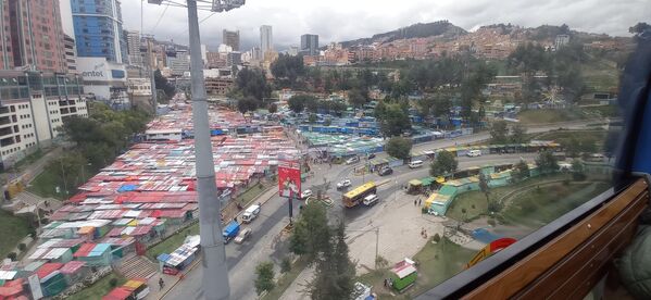 La feria de Alasitas abarca cientos de puestos de venta y servicios en el Parque Urbano Central (PUC), de la ciudad de La Paz. Es un paseo obligado para la población paceña y para quienes visitan esta ciudad en cada enero. Este año tiene un sabor especial, porque volvió a realizarse en este mes luego de la suspensión obligada en 2021 por la pandemia de COVID-19. - Sputnik Mundo