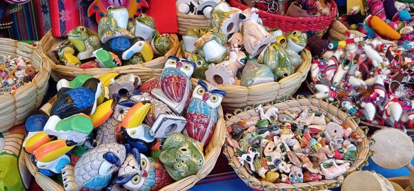 En la feria de Alasitas se encuentran figuras de cerámicas de todo tipo, que de acuerdo a creencias ancestrales tienen relevancia para quien las tenga en sus hogares. Poseer un búho atrae a la suerte, un sapo convoca billetes a esa casa, y así con otros animales. - Sputnik Mundo