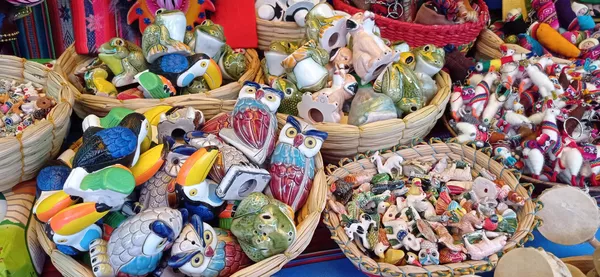 En la feria de Alasitas se encuentran figuras de cerámicas de todo tipo, que de acuerdo a creencias ancestrales tienen relevancia para quien las tenga en sus hogares. Poseer un búho atrae a la suerte, un sapo convoca billetes a esa casa, y así con otros animales. En la feria de Alasitas se encuentran figuras de cerámicas de todo tipo, que de acuerdo a creencias ancestrales tienen relevancia para quien las tenga en sus hogares. Poseer un búho atrae a la suerte, un sapo convoca billetes a esa casa, y así con otros animales. - Sputnik Mundo