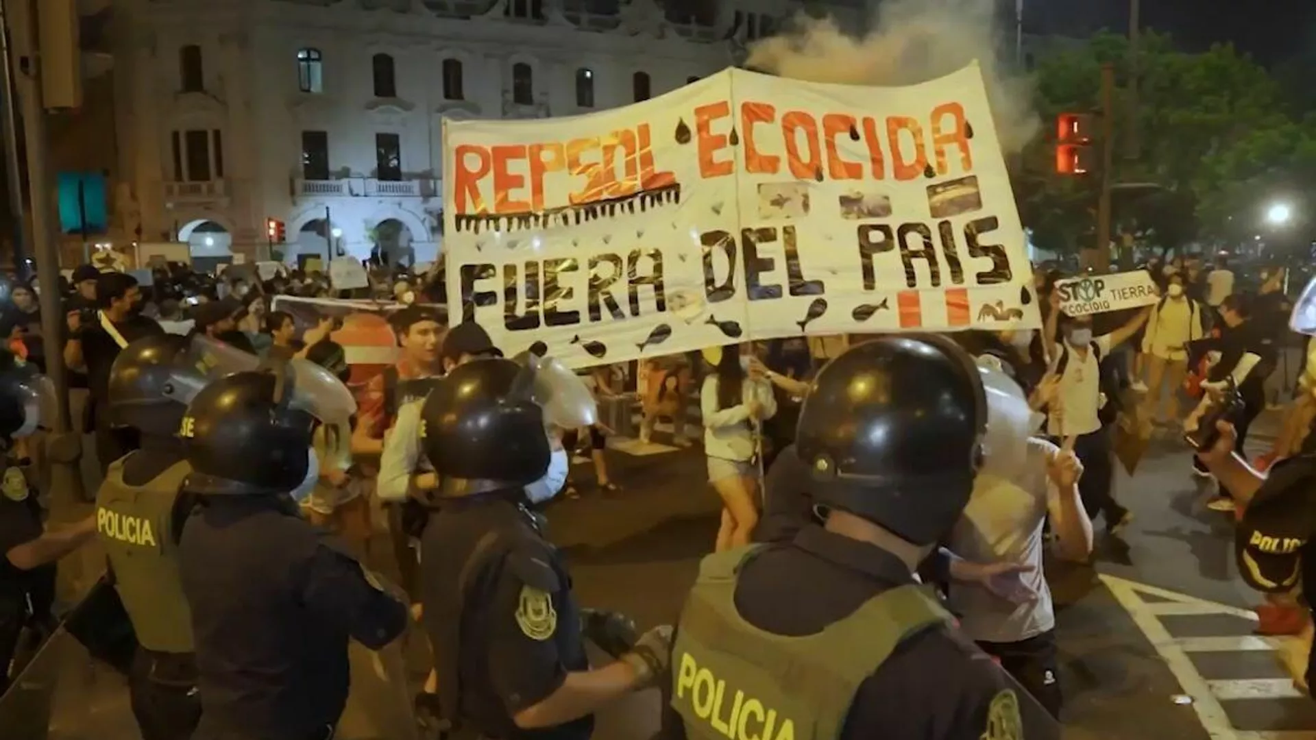 Las protestas contra Repsol tras el derrame de petróleo en Perú desatan enfrentamientos