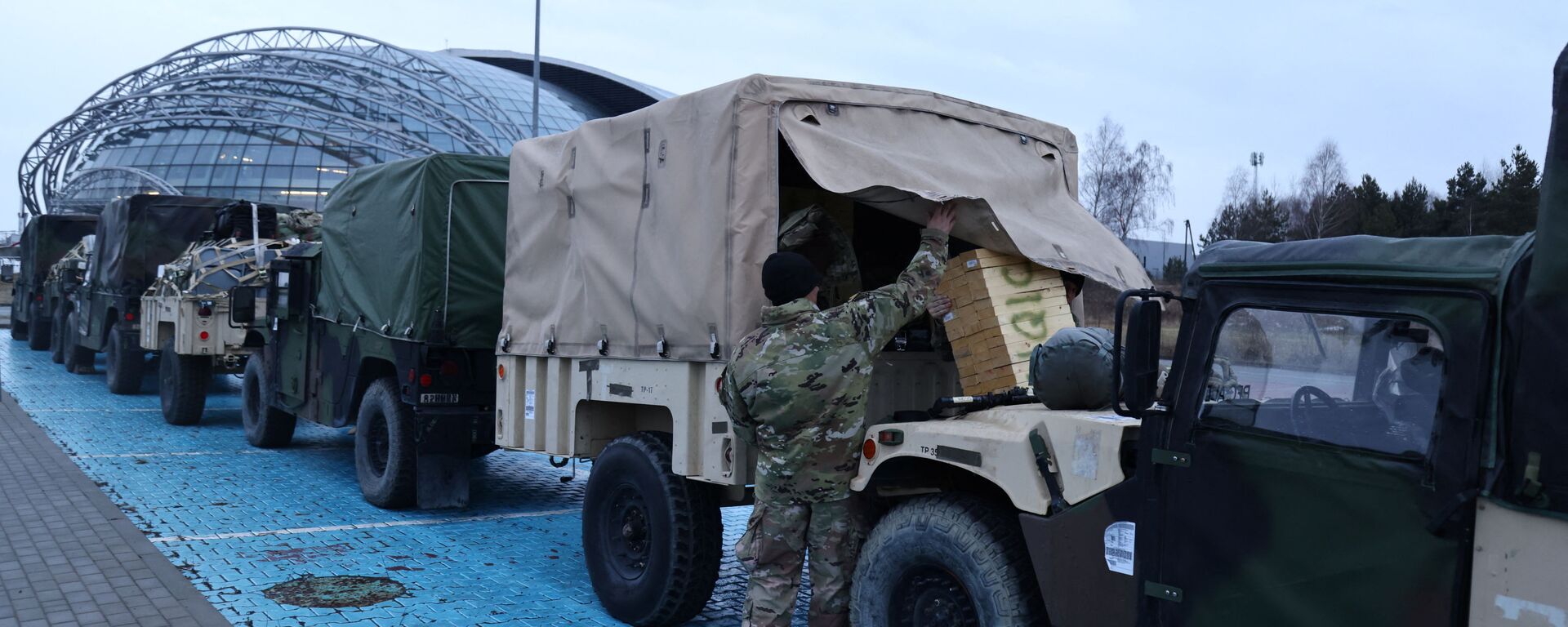 Военная техника США у аэропорта Rzeszow-Jasionka в Польше  - Sputnik Mundo, 1920, 08.02.2022