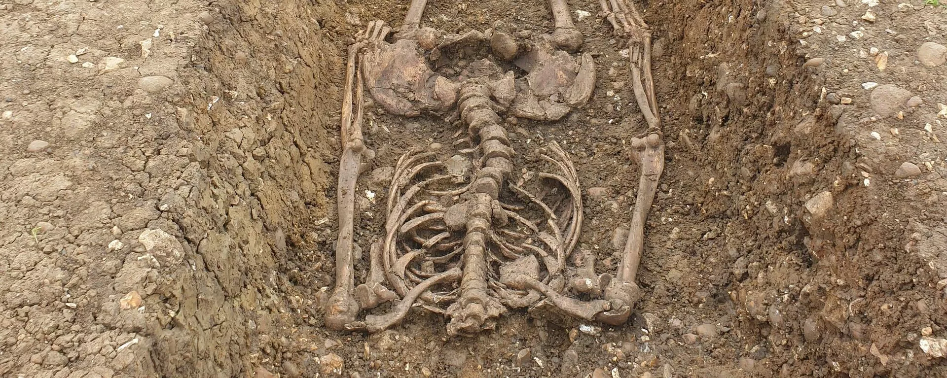 Los restos de una persona enterrada decapitada en la antigua ciudad romana hallada en Reino Unido. Los restos de una persona enterrada decapitada en la antigua ciudad romana hallada en Reino Unido. - Sputnik Mundo, 1920, 08.02.2022