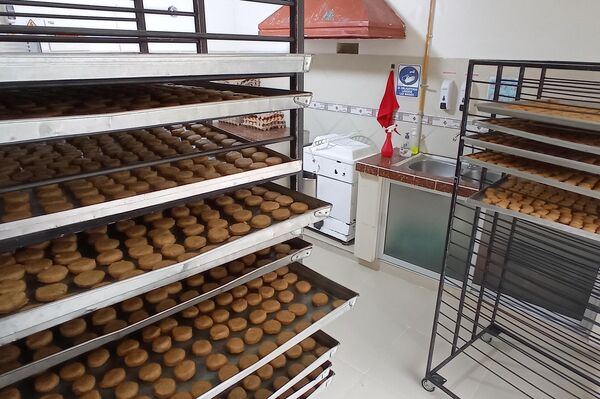 'Hormigón Armado' vende sus galletitas al Gobierno nacional, que las distribuye en el desayuno escolar y en el subsidio alimentario de las mujeres que fueron mamás recientemente - Sputnik Mundo