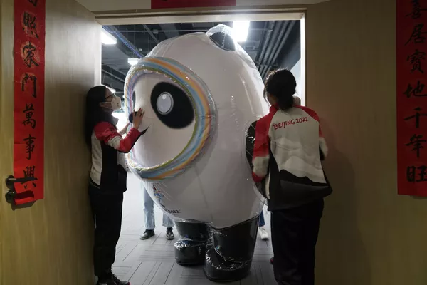 La mascota de los Juegos Olímpicos de 2022, el panda Bing Dong Dong, en un pasillo de la Agencia de Noticias Xinhua en Pekín. La mascota de los Juegos Olímpicos de 2022, el panda Bing Dong Dong, en un pasillo de la Agencia de Noticias Xinhua en Pekín. - Sputnik Mundo
