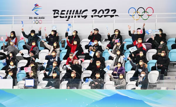 Los espectadores durante una competición de patinaje de velocidad en el podio del Estadio Nacional de Patinaje de Velocidad de Pekín. Los espectadores durante una competición de patinaje de velocidad en el podio del Estadio Nacional de Patinaje de Velocidad de Pekín. - Sputnik Mundo