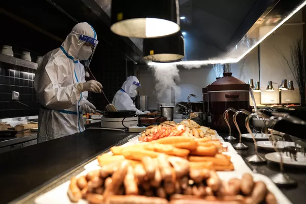 Los trabajadores del restaurante del Hotel Element en la estación de esquí de Zhangjiakou, donde se celebran las competiciones de esquí y snowboard. Los trabajadores del restaurante del Hotel Element en la estación de esquí de Zhangjiakou, donde se celebran las competiciones de esquí y snowboard. - Sputnik Mundo