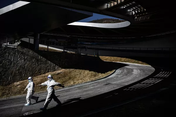Los voluntarios en una sesión de entrenamiento para atletas de skeleton en el Centro Nacional de Bobsleigh y Luge de Yanqing. Los voluntarios en una sesión de entrenamiento para atletas de skeleton en el Centro Nacional de Bobsleigh y Luge de Yanqing. - Sputnik Mundo