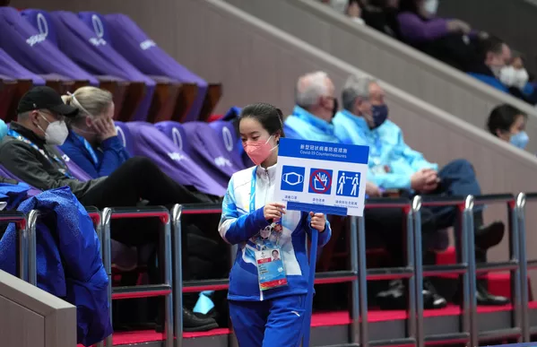 Un voluntario durante la competición de patinaje artístico por equipos. Un voluntario durante la competición de patinaje artístico por equipos. - Sputnik Mundo